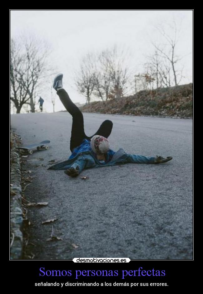 Somos personas perfectas - señalando y discriminando a los demás por sus errores.