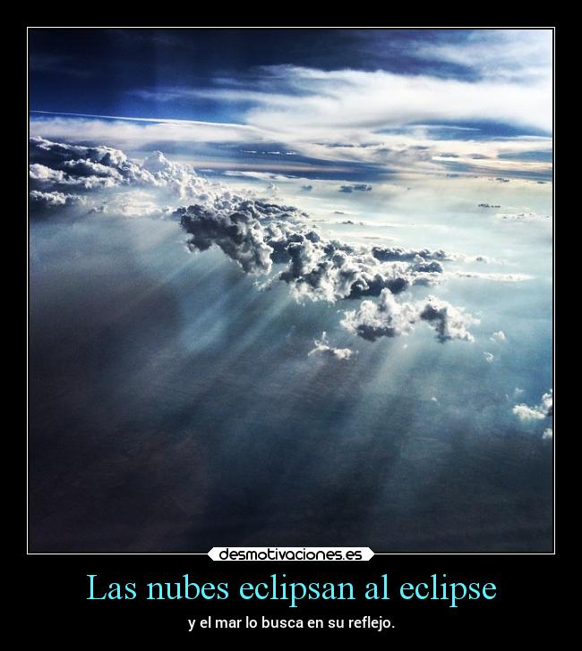 Las nubes eclipsan al eclipse - y el mar lo busca en su reflejo.