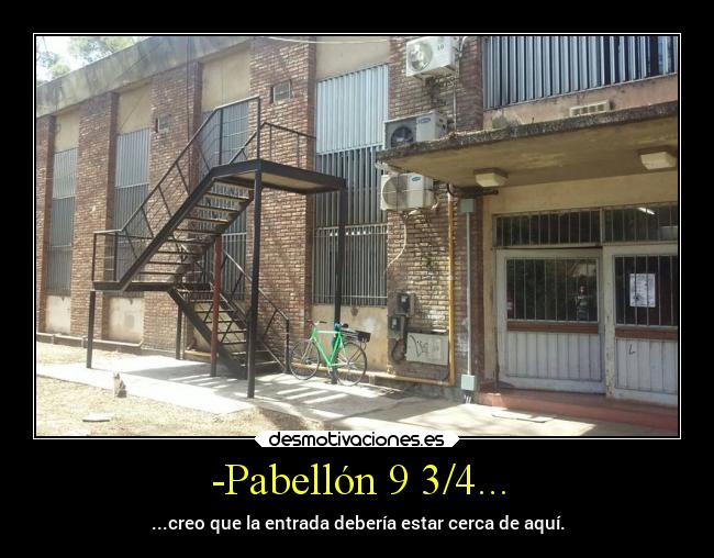 -Pabellón 9 3/4... - ...creo que la entrada debería estar cerca de aquí.