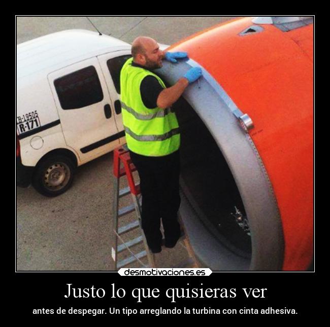 Justo lo que quisieras ver - antes de despegar. Un tipo arreglando la turbina con cinta adhesiva.