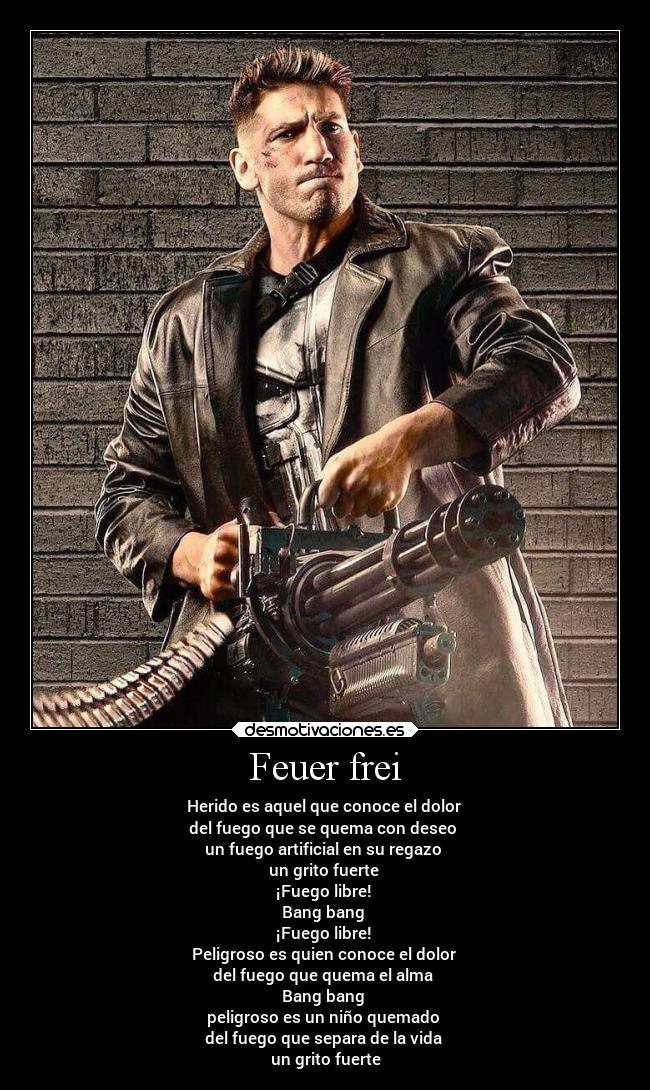 Feuer frei - Herido es aquel que conoce el dolor
del fuego que se quema con deseo
un fuego artificial en su regazo
un grito fuerte
¡Fuego libre!
Bang bang
¡Fuego libre!
Peligroso es quien conoce el dolor
del fuego que quema el alma
Bang bang
peligroso es un niño quemado
del fuego que separa de la vida
un grito fuerte