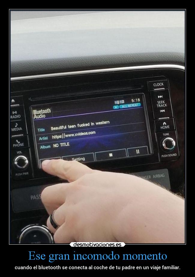 Ese gran incomodo momento - cuando el bluetooth se conecta al coche de tu padre en un viaje familiar.