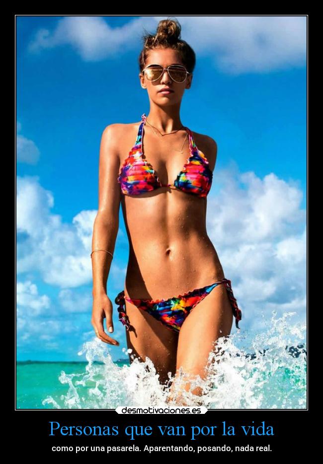 Personas que van por la vida - como por una pasarela. Aparentando, posando, nada real.