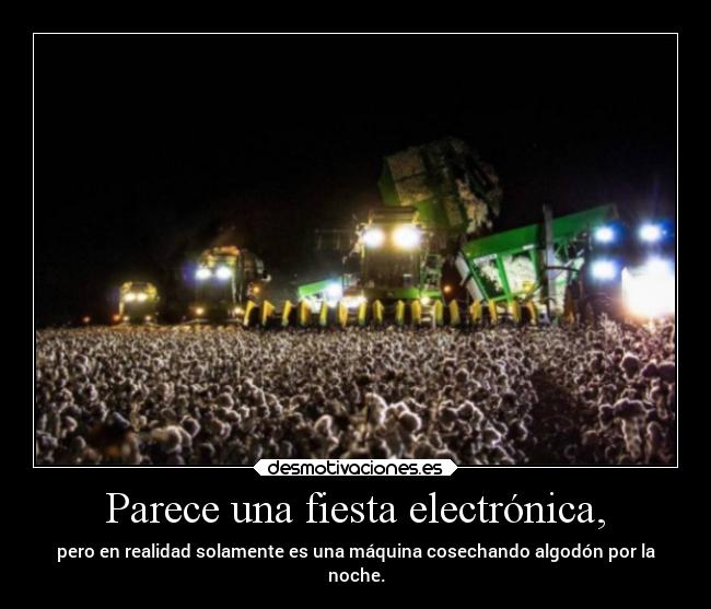 Parece una fiesta electrónica, - pero en realidad solamente es una máquina cosechando algodón por la
noche.