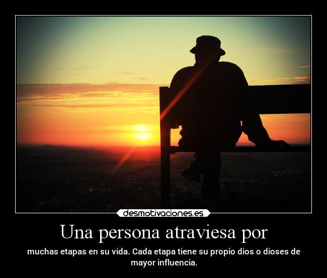 Una persona atraviesa por -