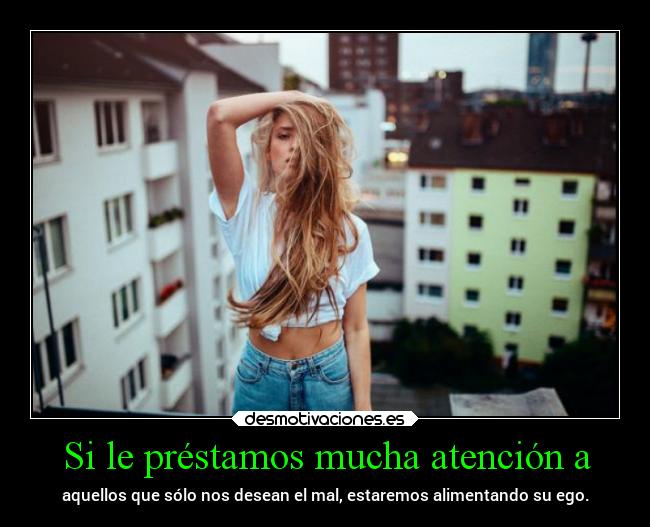 Si le préstamos mucha atención a -