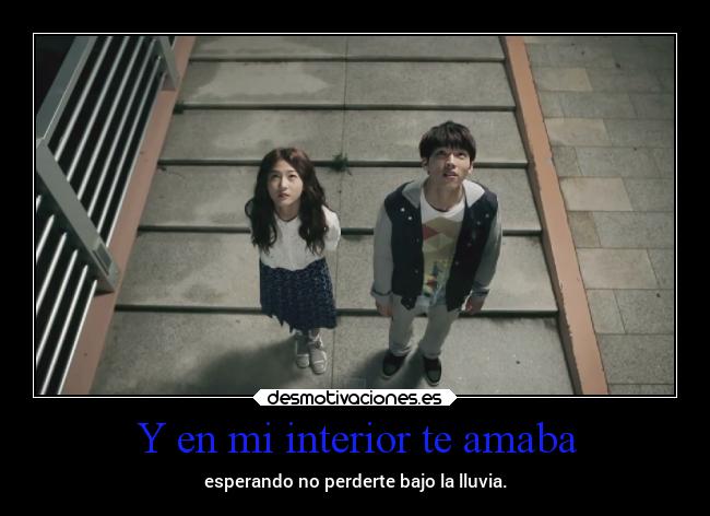 Y en mi interior te amaba - esperando no perderte bajo la lluvia.
