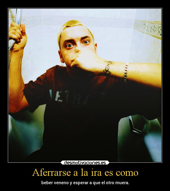 Aferrarse a la ira es como -