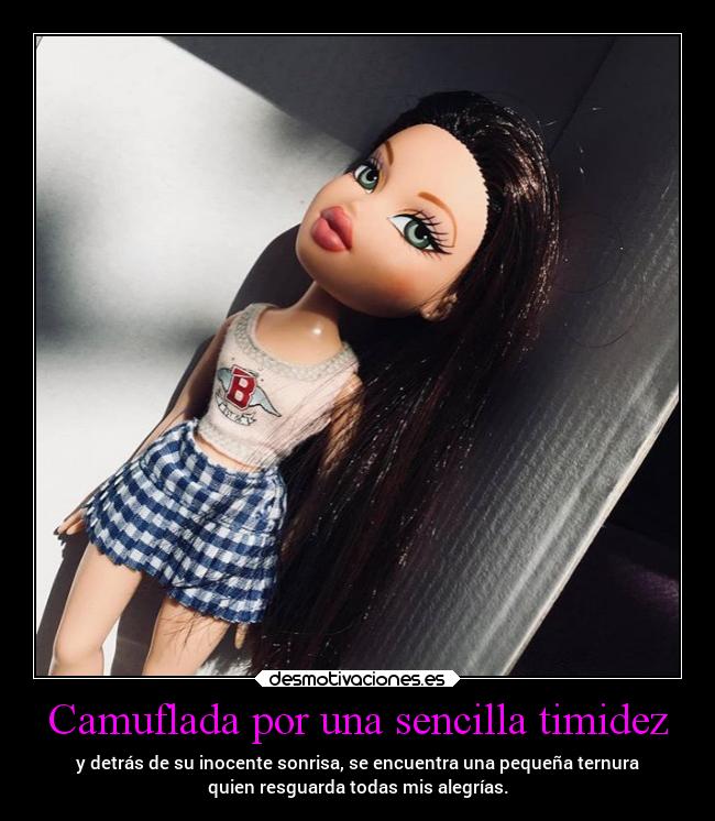 Camuflada por una sencilla timidez - y detrás de su inocente sonrisa, se encuentra una pequeña ternura
quien resguarda todas mis alegrías.