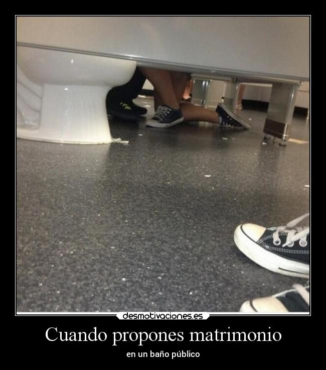 Cuando propones matrimonio - en un baño público