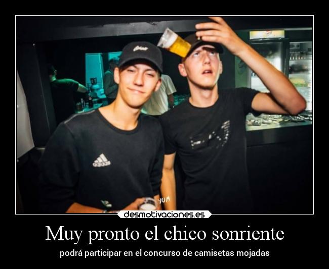 Muy pronto el chico sonriente - podrá participar en el concurso de camisetas mojadas