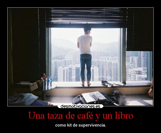 Una taza de café y un libro - como kit de supervivencia.