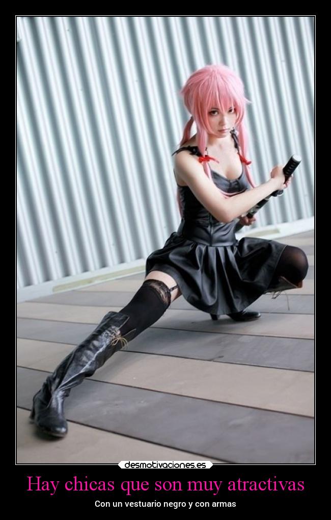 Hay chicas que son muy atractivas - Con un vestuario negro y con armas