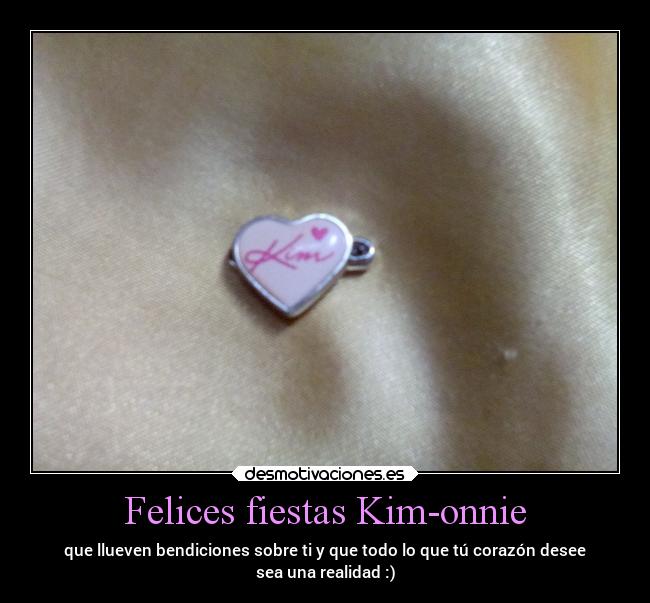 Felices fiestas Kim-onnie - que llueven bendiciones sobre ti y que todo lo que tú corazón desee
sea una realidad :)