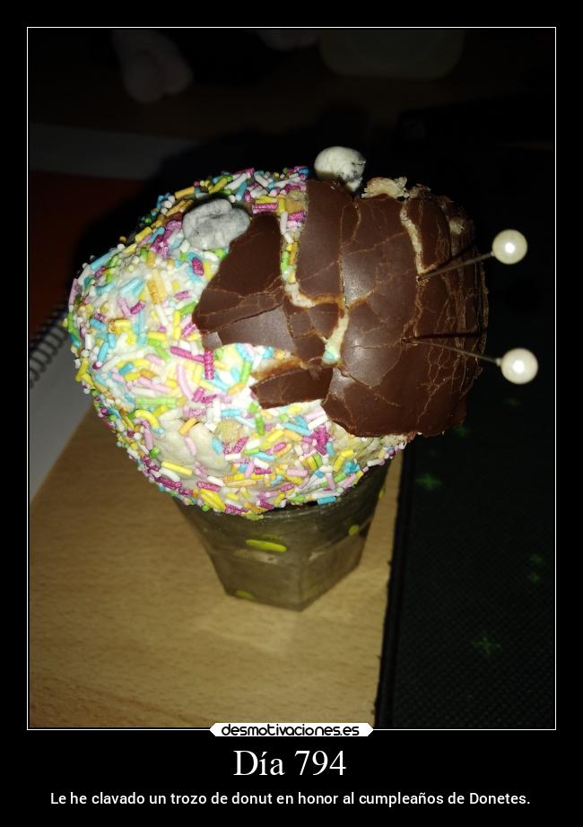 Día 794 - Le he clavado un trozo de donut en honor al cumpleaños de Donetes.