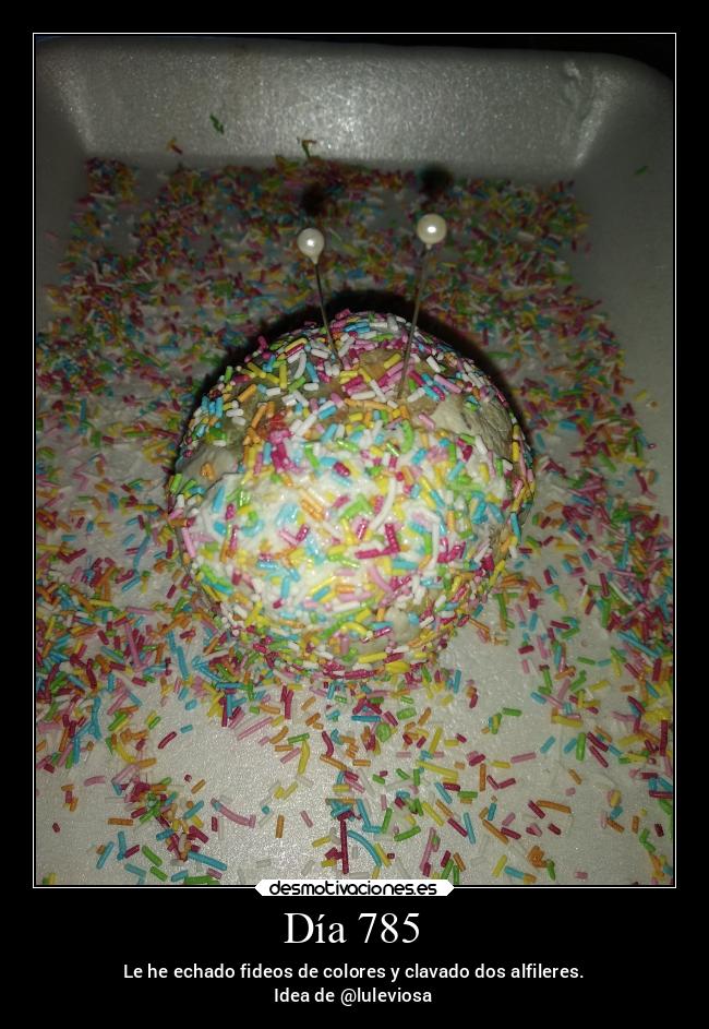 Día 785 - Le he echado fideos de colores y clavado dos alfileres.
Idea de @luleviosa