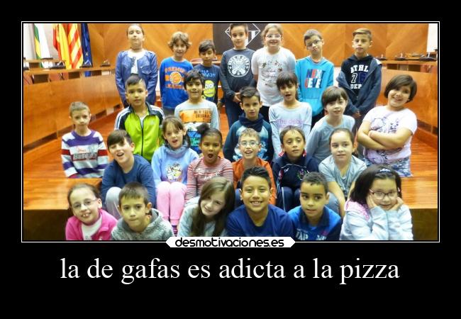 la de gafas es adicta a la pizza -