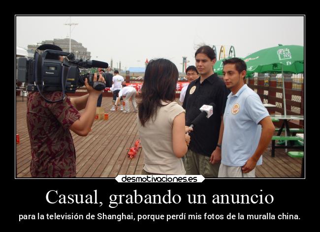 Casual, grabando un anuncio - para la televisión de Shanghai, porque perdí mis fotos de la muralla china.