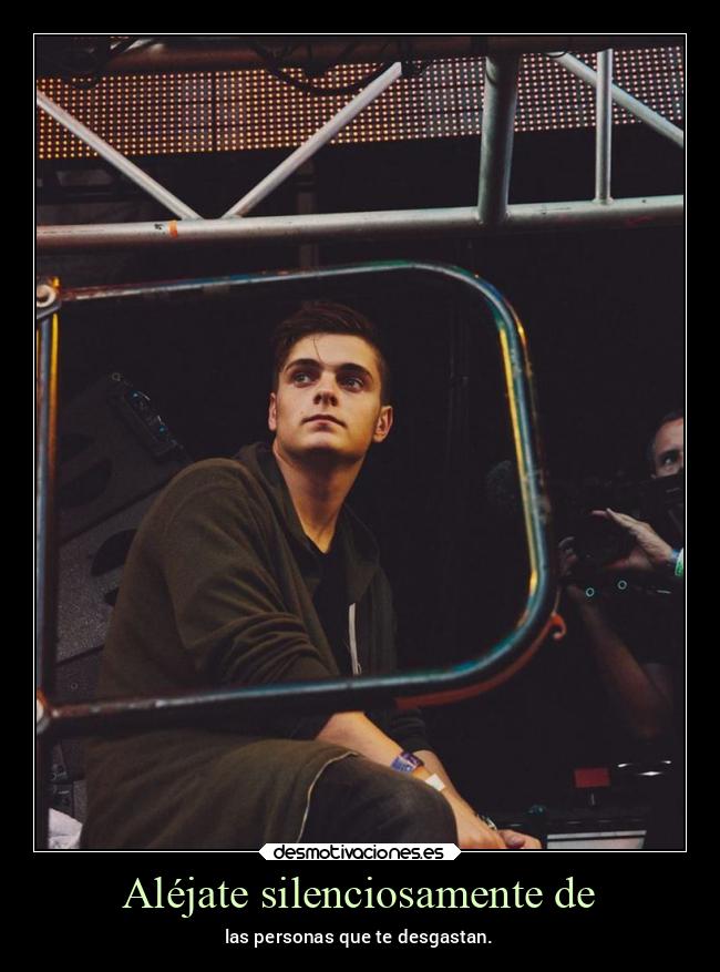 Aléjate silenciosamente de - 