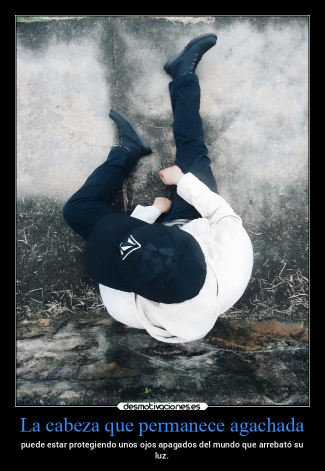La cabeza que permanece agachada - 