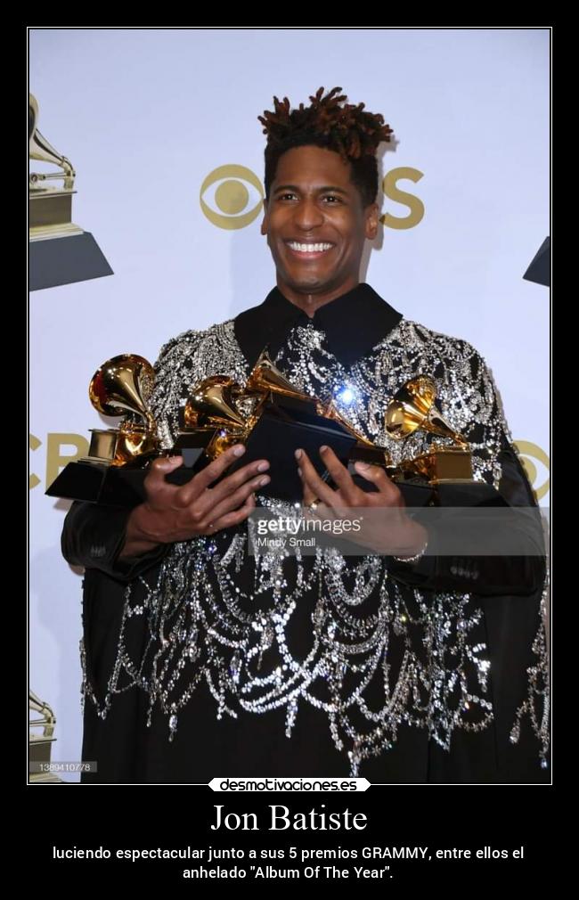 Jon Batiste - luciendo espectacular junto a sus 5 premios GRAMMY, entre ellos el
anhelado Album Of The Year.