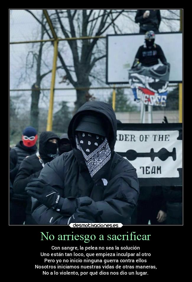 No arriesgo a sacrificar - Con sangre, la pelea no sea la solución
Uno están tan loco, que empieza inculpar al otro
Pero yo no inicio ninguna guerra contra ellos
Nosotros iniciamos nuestras vidas de otras maneras,
No a lo violento, por qué dios nos dio un lugar.